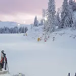Dunja Chalet, * Jahorina